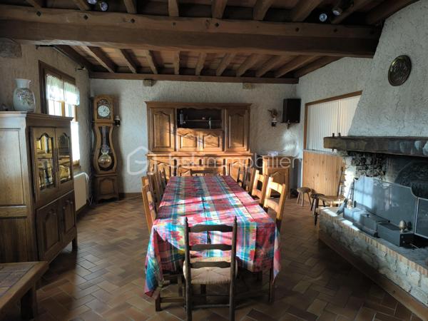 RARE! Une grande maison familiale en plein centre-ville de Parigné L’Evêque, proche des transports, écoles et commerces! Diagnostic en A.

La maison comprend au RDC une entrée – véranda, une salle à manger, un séjour avec une cheminée avec le foyer ouvert, une belle cuisine de 22 m² aménagée et équipée, trois chambres dont une avec des placards dressing, une salle de bain avec une baignoire et une douche, un WC séparé. Nombreux rangements complémentaires dans le couloir.

A l’étage vous avez deux chambres de plus, un bureau, une grande salle d’eau et un WC séparé, des rangements.

Au rez-de-jardin de la maison se trouvent une cuisine d’été, deux salles d’eau et deux WC séparés ainsi que deux pièces pouvant servir deux chambres complémentaires (14 et 11 m²) et une véranda.

Sous-sol avec plusieurs pièces de stockage, une cave, une pièce technique et même un vide-ordure permettant de remplir vos sacs directement de la cuisine au sous-sol.

Le rez-de-jardin et le rdc sont à rafraîchir, l’étage a été aménagé récemment, aucuns travaux à prévoir dans cette partie.

Le chauffage de la maison est assuré par la pompe à chaleur neuve (!), avec des radiateurs électriques en complément à l’étage. L’isolation extérieure, le système de VMC autoréglable, menuiseries double vitrage PVC sont là pour votre confort énergétique (DPE en A !)

Le bien est complété par un double garage à côté de la maison avec la possibilité de plusieurs rangements et même un pont pour les amoureux aux voitures.

Sur le grand terrain autours de la maison vous avez également une grande cave, une douche d’été et une piscine sous abri (le liner à remplacer).

Une belle opportunité, n’hésitez pas à me contacter pour des renseignements complémentaires et une visite!
