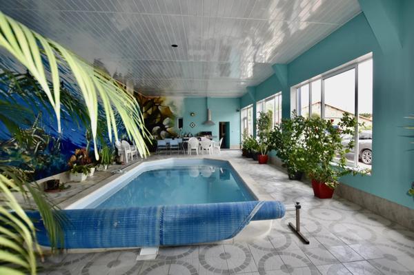 Magifique Longère avec piscine intérieure, 2 maison d'amis et 7 ha de terrain.