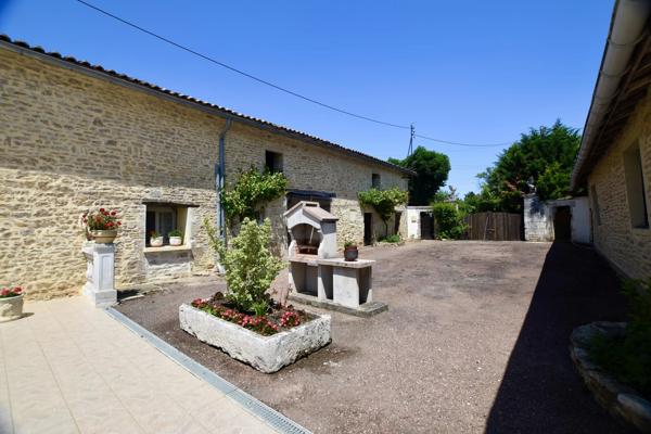 Magifique Longère avec piscine intérieure, 2 maison d'amis et 7 ha de terrain.