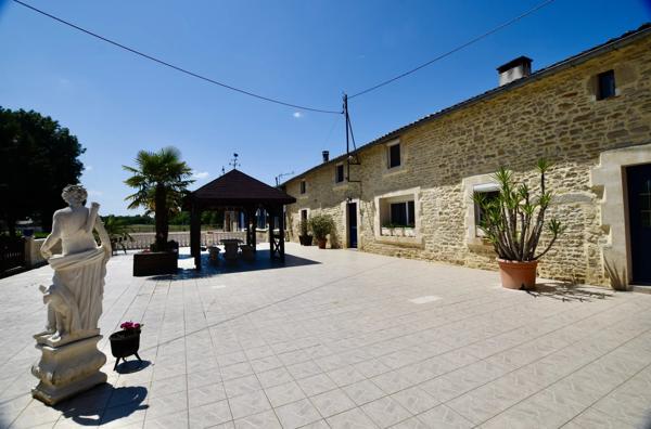 Magifique Longère avec piscine intérieure, 2 maison d'amis et 7 ha de terrain.