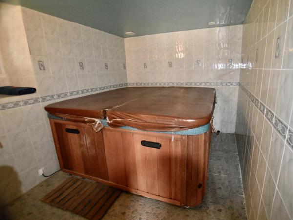 Magifique Longère avec piscine intérieure, 2 maison d'amis et 7 ha de terrain.