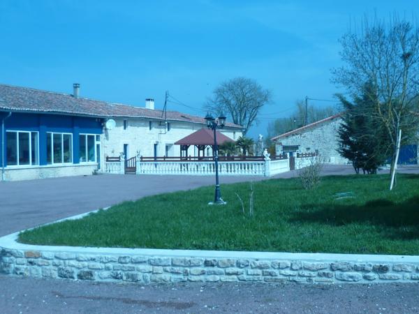 Magifique Longère avec piscine intérieure, 2 maison d'amis et 7 ha de terrain.