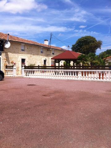 Magifique Longère avec piscine intérieure, 2 maison d'amis et 7 ha de terrain.