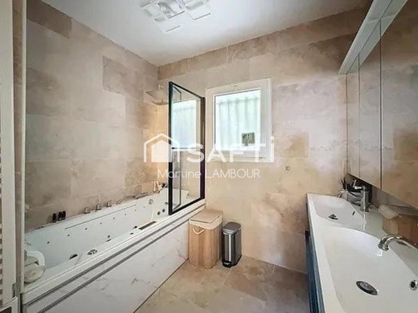 Maison de plain-pied T4/5 sur terrain plat 869 m²