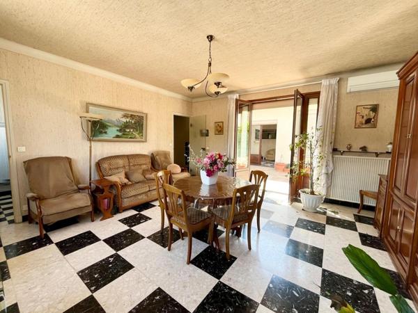 Maison de ville Champs de Mars avec garage, terrasse, patio