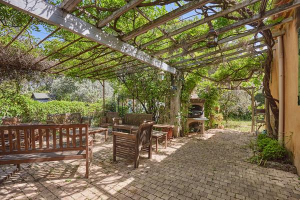 Maison Provençale 8 pièces à vendre à  15 Minutes d'Aix-en-Provence-