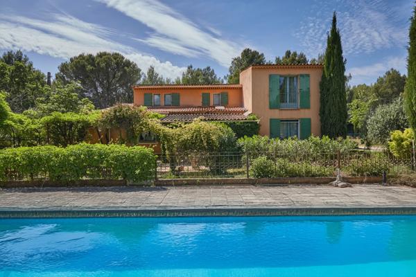 Maison Provençale 8 pièces à vendre à  15 Minutes d'Aix-en-Provence-
