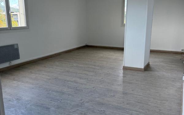 Appartement à louer    3 pièces •  Pont-Saint-Esprit