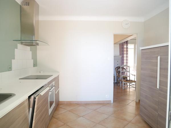 Villa individuelle T6 de plain pied de 149 m² dont véranda avec grand garage attenant de 30m² sur parcelle de terrain de 1480 m²