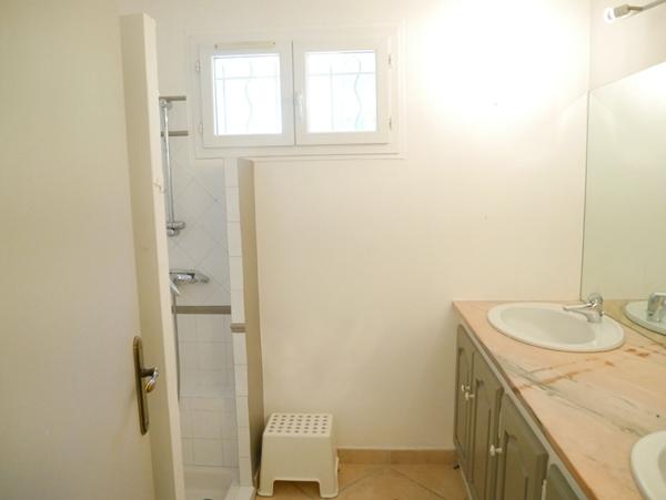Villa individuelle T6 de plain pied de 149 m² dont véranda avec grand garage attenant de 30m² sur parcelle de terrain de 1480 m²