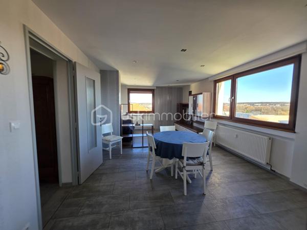 Découvrez cet appartement de 72m² situé au 5ème étage (avec ascenseur) d'un immeuble de caractère construit dans les années 60. Niché dans un quartier dynamique et pratique, ce bien offre un cadre de vie urbain avec toutes les commodités à portée de main.

Avec ses 3 pièces, cet espace de vie harmonieux se compose d'un séjour agréable, de 2 chambres, une cuisine fonctionnelle, un cellier, une salle d'eau récente avec une douche style italienne et un petit espace avec le branchement pour une machine à laver. 
Le bien à également un balcon de 3,70m².
Propice à la détente, chaque recoin de cet appartement a été pensé pour le confort. 

Rafraîchi récemment et appartenant à une copropriété bien entretenue de 24 lots, cet appartement dispose également d'une cave. Charges annuelles maîtrisées (2640€), proximité des commerces et transports en commun pour faciliter vos déplacements.

Chauffage au gaz collectif +  une climatisation réversible dans le séjour installée en 2020.
Les fenêtres sont en double vitrage PVC de 2010.
Le bâtiment est isolé de l’extérieur.  

Charges mensuelles : 220€ , sont compris dans les charges , l'eau, le gaz, l'entretiens des communs ainsi que l'ascenseur. 

Saisissez cette opportunité unique de vivre en plein cœur d'une ville vibrante tout en profitant de l’intimité et la tranquillité de votre chez-soi. Contactez Alice DEHLINGER pour une visite !
