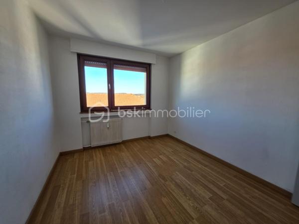 Découvrez cet appartement de 72m² situé au 5ème étage (avec ascenseur) d'un immeuble de caractère construit dans les années 60. Niché dans un quartier dynamique et pratique, ce bien offre un cadre de vie urbain avec toutes les commodités à portée de main.

Avec ses 3 pièces, cet espace de vie harmonieux se compose d'un séjour agréable, de 2 chambres, une cuisine fonctionnelle, un cellier, une salle d'eau récente avec une douche style italienne et un petit espace avec le branchement pour une machine à laver. 
Le bien à également un balcon de 3,70m².
Propice à la détente, chaque recoin de cet appartement a été pensé pour le confort. 

Rafraîchi récemment et appartenant à une copropriété bien entretenue de 24 lots, cet appartement dispose également d'une cave. Charges annuelles maîtrisées (2640€), proximité des commerces et transports en commun pour faciliter vos déplacements.

Chauffage au gaz collectif +  une climatisation réversible dans le séjour installée en 2020.
Les fenêtres sont en double vitrage PVC de 2010.
Le bâtiment est isolé de l’extérieur.  

Charges mensuelles : 220€ , sont compris dans les charges , l'eau, le gaz, l'entretiens des communs ainsi que l'ascenseur. 

Saisissez cette opportunité unique de vivre en plein cœur d'une ville vibrante tout en profitant de l’intimité et la tranquillité de votre chez-soi. Contactez Alice DEHLINGER pour une visite !