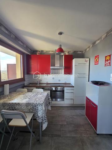 Découvrez cet appartement de 72m² situé au 5ème étage (avec ascenseur) d'un immeuble de caractère construit dans les années 60. Niché dans un quartier dynamique et pratique, ce bien offre un cadre de vie urbain avec toutes les commodités à portée de main.

Avec ses 3 pièces, cet espace de vie harmonieux se compose d'un séjour agréable, de 2 chambres, une cuisine fonctionnelle, un cellier, une salle d'eau récente avec une douche style italienne et un petit espace avec le branchement pour une machine à laver. 
Le bien à également un balcon de 3,70m².
Propice à la détente, chaque recoin de cet appartement a été pensé pour le confort. 

Rafraîchi récemment et appartenant à une copropriété bien entretenue de 24 lots, cet appartement dispose également d'une cave. Charges annuelles maîtrisées (2640€), proximité des commerces et transports en commun pour faciliter vos déplacements.

Chauffage au gaz collectif +  une climatisation réversible dans le séjour installée en 2020.
Les fenêtres sont en double vitrage PVC de 2010.
Le bâtiment est isolé de l’extérieur.  

Charges mensuelles : 220€ , sont compris dans les charges , l'eau, le gaz, l'entretiens des communs ainsi que l'ascenseur. 

Saisissez cette opportunité unique de vivre en plein cœur d'une ville vibrante tout en profitant de l’intimité et la tranquillité de votre chez-soi. Contactez Alice DEHLINGER pour une visite !