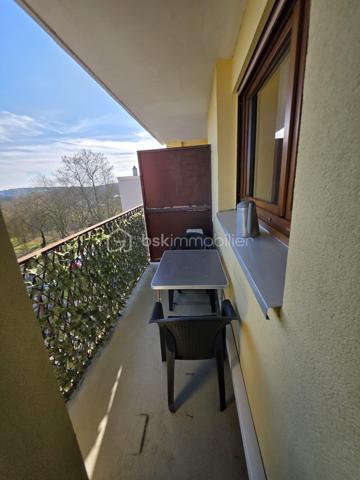 Découvrez cet appartement de 72m² situé au 5ème étage (avec ascenseur) d'un immeuble de caractère construit dans les années 60. Niché dans un quartier dynamique et pratique, ce bien offre un cadre de vie urbain avec toutes les commodités à portée de main.

Avec ses 3 pièces, cet espace de vie harmonieux se compose d'un séjour agréable, de 2 chambres, une cuisine fonctionnelle, un cellier, une salle d'eau récente avec une douche style italienne et un petit espace avec le branchement pour une machine à laver. 
Le bien à également un balcon de 3,70m².
Propice à la détente, chaque recoin de cet appartement a été pensé pour le confort. 

Rafraîchi récemment et appartenant à une copropriété bien entretenue de 24 lots, cet appartement dispose également d'une cave. Charges annuelles maîtrisées (2640€), proximité des commerces et transports en commun pour faciliter vos déplacements.

Chauffage au gaz collectif +  une climatisation réversible dans le séjour installée en 2020.
Les fenêtres sont en double vitrage PVC de 2010.
Le bâtiment est isolé de l’extérieur.  

Charges mensuelles : 220€ , sont compris dans les charges , l'eau, le gaz, l'entretiens des communs ainsi que l'ascenseur. 

Saisissez cette opportunité unique de vivre en plein cœur d'une ville vibrante tout en profitant de l’intimité et la tranquillité de votre chez-soi. Contactez Alice DEHLINGER pour une visite !