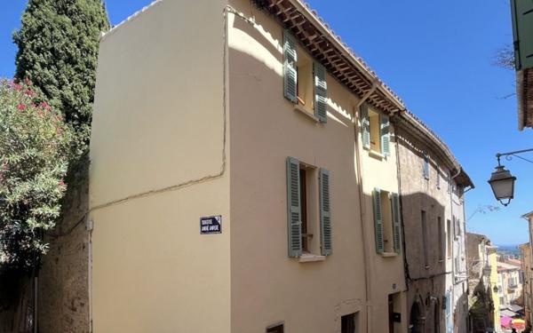 Maison à vendre    2 pièces •  Hyères