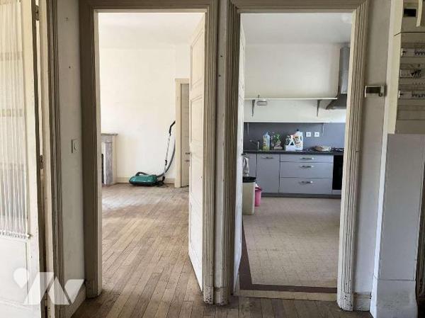 A VENDRE : Proche commerces dans petite ville (SOUILLAC - 46) maison à rafraîchir sur un très b...