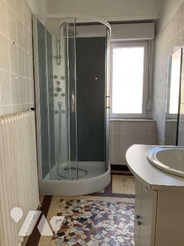 A VENDRE : Proche commerces dans petite ville (SOUILLAC - 46) maison à rafraîchir sur un très b...