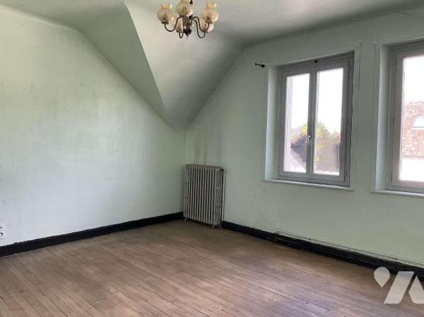 A VENDRE : Proche commerces dans petite ville (SOUILLAC - 46) maison à rafraîchir sur un très b...