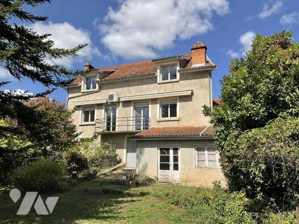 A VENDRE : Proche commerces dans petite ville (SOUILLAC - 46) maison à rafraîchir sur un très b...