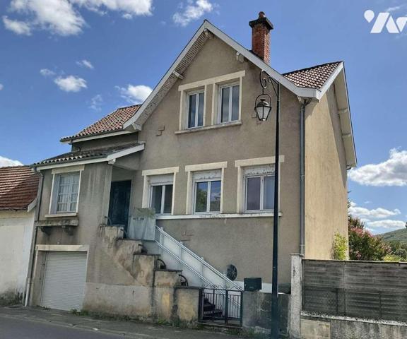 A VENDRE : Proche commerces dans petite ville (SOUILLAC - 46) maison à rafraîchir sur un très b...