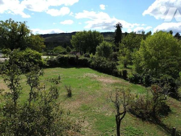 A VENDRE : Proche commerces dans petite ville (SOUILLAC - 46) maison à rafraîchir sur un très b...