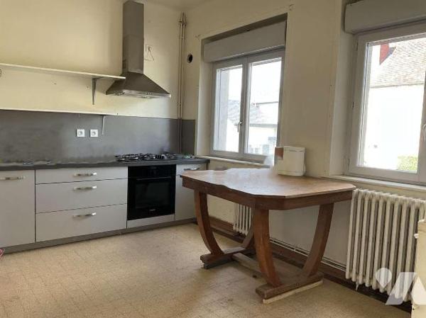 A VENDRE : Proche commerces dans petite ville (SOUILLAC - 46) maison à rafraîchir sur un très b...