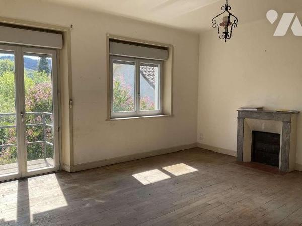 A VENDRE : Proche commerces dans petite ville (SOUILLAC - 46) maison à rafraîchir sur un très b...