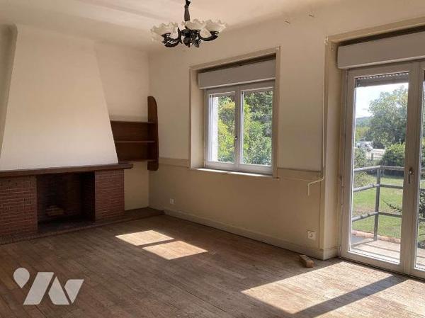 A VENDRE : Proche commerces dans petite ville (SOUILLAC - 46) maison à rafraîchir sur un très b...