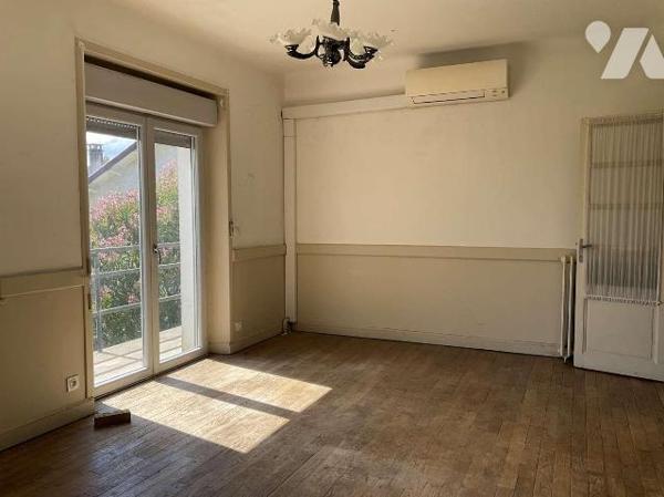 A VENDRE : Proche commerces dans petite ville (SOUILLAC - 46) maison à rafraîchir sur un très b...