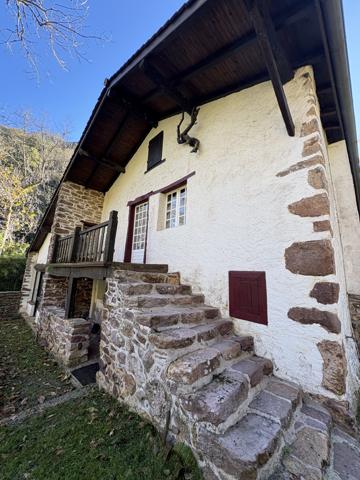 Itxassou (64250) Itxassou - Ancienne ferme du XVII sur 1,6 HA de terrain, avec de nombreuses possibilités d'aménagement