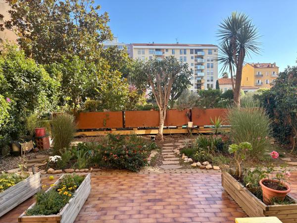 Jardin , résidence avec piscine , pétanque , tennis , 1 cave