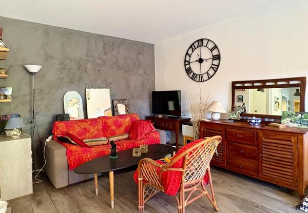 Jardin , résidence avec piscine , pétanque , tennis , 1 cave