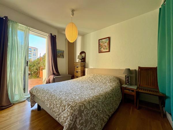 Jardin , résidence avec piscine , pétanque , tennis , 1 cave