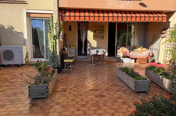 Jardin , résidence avec piscine , pétanque , tennis , 1 cave