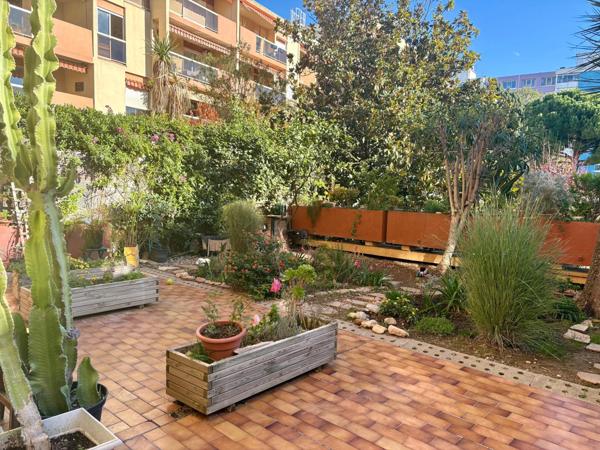 Jardin , résidence avec piscine , pétanque , tennis , 1 cave