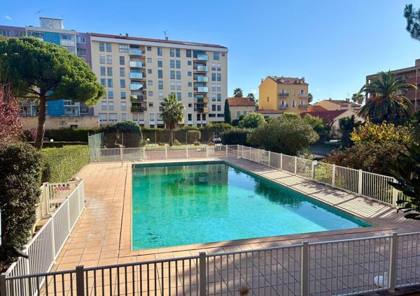 Jardin , résidence avec piscine , pétanque , tennis , 1 cave
