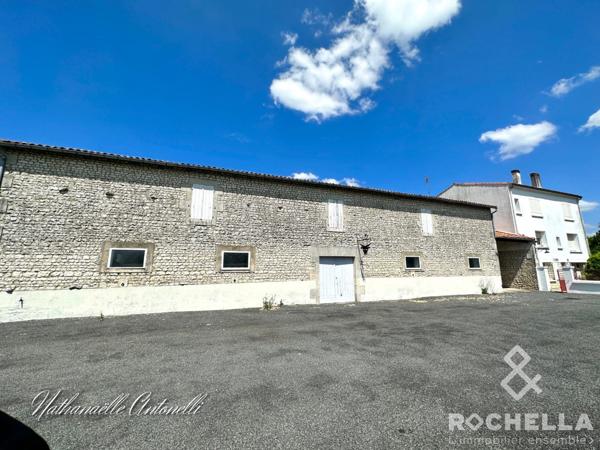 MAISON ANCIENNE PROCHE COMMODITES AVEC ANCIENNE ÉTABLE