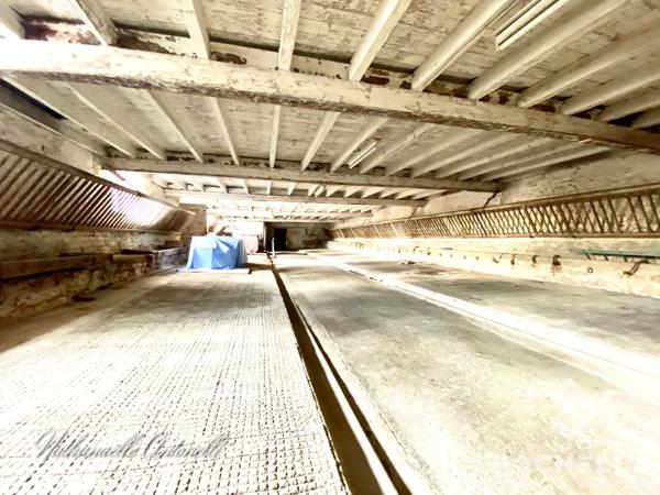 MAISON ANCIENNE PROCHE COMMODITES AVEC ANCIENNE ÉTABLE