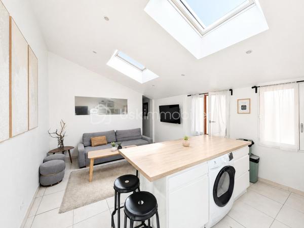 À vendre – Orry-la-Ville (60560)

Découvrez ce charmant T3 en duplex d'une superficie totale de 50 m² au sol, entièrement rénové, idéalement situé au cœur d’Orry-la-Ville.

Réparti sur deux niveaux, cet appartement offre une configuration agréable et fonctionnelle, idéale pour un premier achat, un couple ou un investissement locatif.

🏡 Un appartement fonctionnel et rénové

Le logement se compose :

D’une entrée
D’une cuisine ouverte et entièrement équipée
D’un séjour convivial
D’une chambre située au rez-de-chaussée
D’une salle d’eau
D’un WC indépendant
D’une seconde chambre à l’étage

L’agencement en duplex permet de bien distinguer les espaces de vie et les espaces nuit, offrant ainsi confort et intimité.

📍 Un emplacement privilégié

Situé au cœur d’Orry-la-Ville, vous bénéficiez d’un environnement pratique au quotidien avec les commerces et services de proximité accessibles facilement : boulangerie, pharmacie, commerces, restaurants et services.

La gare d’Orry-la-Ville–Coye, desservie notamment par le RER D et les TER, permet de rejoindre facilement Paris et les principaux pôles de la région.

Vous profitez également de la proximité des grands axes routiers et de l’aéroport Paris-Charles-de-Gaulle, un véritable atout pour les actifs.

⭐ LES + DU BIEN

✔️ T3 en duplex
✔️ 50 m² environ
✔️ Entièrement rénové
✔️ Cuisine ouverte et équipée
✔️ 2 chambres réparties sur les deux niveaux
✔️ WC indépendant
✔️ Agencement fonctionnel
✔️ Emplacement central
✔️ Commerces et services à proximité
✔️ Gare à quelques minutes

Un appartement plein de charme, rénové et prêt à vivre, dans un secteur recherché pour sa qualité de vie et sa proximité avec les commodités et les transports.

👉 Une belle opportunité à découvrir sans tarder !

📞 Pour plus d’informations ou organiser une visite, contactez-moi.