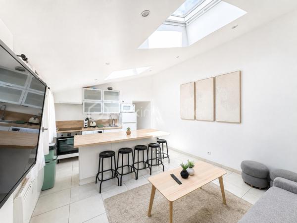 À vendre – Orry-la-Ville (60560)

Découvrez ce charmant T3 en duplex d'une superficie totale de 50 m² au sol, entièrement rénové, idéalement situé au cœur d’Orry-la-Ville.

Réparti sur deux niveaux, cet appartement offre une configuration agréable et fonctionnelle, idéale pour un premier achat, un couple ou un investissement locatif.

🏡 Un appartement fonctionnel et rénové

Le logement se compose :

D’une entrée
D’une cuisine ouverte et entièrement équipée
D’un séjour convivial
D’une chambre située au rez-de-chaussée
D’une salle d’eau
D’un WC indépendant
D’une seconde chambre à l’étage

L’agencement en duplex permet de bien distinguer les espaces de vie et les espaces nuit, offrant ainsi confort et intimité.

📍 Un emplacement privilégié

Situé au cœur d’Orry-la-Ville, vous bénéficiez d’un environnement pratique au quotidien avec les commerces et services de proximité accessibles facilement : boulangerie, pharmacie, commerces, restaurants et services.

La gare d’Orry-la-Ville–Coye, desservie notamment par le RER D et les TER, permet de rejoindre facilement Paris et les principaux pôles de la région.

Vous profitez également de la proximité des grands axes routiers et de l’aéroport Paris-Charles-de-Gaulle, un véritable atout pour les actifs.

⭐ LES + DU BIEN

✔️ T3 en duplex
✔️ 50 m² environ
✔️ Entièrement rénové
✔️ Cuisine ouverte et équipée
✔️ 2 chambres réparties sur les deux niveaux
✔️ WC indépendant
✔️ Agencement fonctionnel
✔️ Emplacement central
✔️ Commerces et services à proximité
✔️ Gare à quelques minutes

Un appartement plein de charme, rénové et prêt à vivre, dans un secteur recherché pour sa qualité de vie et sa proximité avec les commodités et les transports.

👉 Une belle opportunité à découvrir sans tarder !

📞 Pour plus d’informations ou organiser une visite, contactez-moi.
