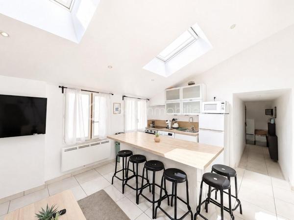 À vendre – Orry-la-Ville (60560)

Découvrez ce charmant T3 en duplex d'une superficie totale de 50 m² au sol, entièrement rénové, idéalement situé au cœur d’Orry-la-Ville.

Réparti sur deux niveaux, cet appartement offre une configuration agréable et fonctionnelle, idéale pour un premier achat, un couple ou un investissement locatif.

🏡 Un appartement fonctionnel et rénové

Le logement se compose :

D’une entrée
D’une cuisine ouverte et entièrement équipée
D’un séjour convivial
D’une chambre située au rez-de-chaussée
D’une salle d’eau
D’un WC indépendant
D’une seconde chambre à l’étage

L’agencement en duplex permet de bien distinguer les espaces de vie et les espaces nuit, offrant ainsi confort et intimité.

📍 Un emplacement privilégié

Situé au cœur d’Orry-la-Ville, vous bénéficiez d’un environnement pratique au quotidien avec les commerces et services de proximité accessibles facilement : boulangerie, pharmacie, commerces, restaurants et services.

La gare d’Orry-la-Ville–Coye, desservie notamment par le RER D et les TER, permet de rejoindre facilement Paris et les principaux pôles de la région.

Vous profitez également de la proximité des grands axes routiers et de l’aéroport Paris-Charles-de-Gaulle, un véritable atout pour les actifs.

⭐ LES + DU BIEN

✔️ T3 en duplex
✔️ 50 m² environ
✔️ Entièrement rénové
✔️ Cuisine ouverte et équipée
✔️ 2 chambres réparties sur les deux niveaux
✔️ WC indépendant
✔️ Agencement fonctionnel
✔️ Emplacement central
✔️ Commerces et services à proximité
✔️ Gare à quelques minutes

Un appartement plein de charme, rénové et prêt à vivre, dans un secteur recherché pour sa qualité de vie et sa proximité avec les commodités et les transports.

👉 Une belle opportunité à découvrir sans tarder !

📞 Pour plus d’informations ou organiser une visite, contactez-moi.