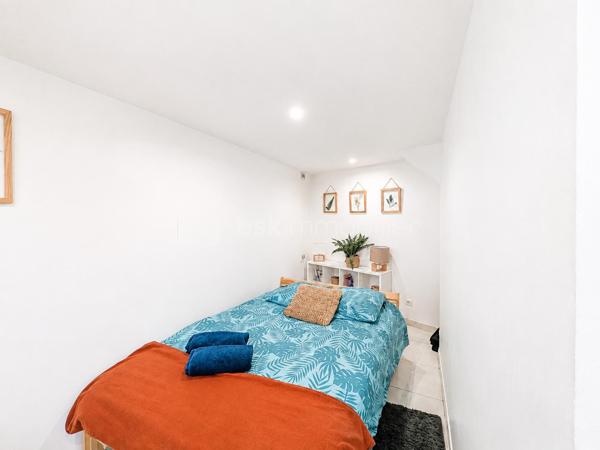 À vendre – Orry-la-Ville (60560)

Découvrez ce charmant T3 en duplex d'une superficie totale de 50 m² au sol, entièrement rénové, idéalement situé au cœur d’Orry-la-Ville.

Réparti sur deux niveaux, cet appartement offre une configuration agréable et fonctionnelle, idéale pour un premier achat, un couple ou un investissement locatif.

🏡 Un appartement fonctionnel et rénové

Le logement se compose :

D’une entrée
D’une cuisine ouverte et entièrement équipée
D’un séjour convivial
D’une chambre située au rez-de-chaussée
D’une salle d’eau
D’un WC indépendant
D’une seconde chambre à l’étage

L’agencement en duplex permet de bien distinguer les espaces de vie et les espaces nuit, offrant ainsi confort et intimité.

📍 Un emplacement privilégié

Situé au cœur d’Orry-la-Ville, vous bénéficiez d’un environnement pratique au quotidien avec les commerces et services de proximité accessibles facilement : boulangerie, pharmacie, commerces, restaurants et services.

La gare d’Orry-la-Ville–Coye, desservie notamment par le RER D et les TER, permet de rejoindre facilement Paris et les principaux pôles de la région.

Vous profitez également de la proximité des grands axes routiers et de l’aéroport Paris-Charles-de-Gaulle, un véritable atout pour les actifs.

⭐ LES + DU BIEN

✔️ T3 en duplex
✔️ 50 m² environ
✔️ Entièrement rénové
✔️ Cuisine ouverte et équipée
✔️ 2 chambres réparties sur les deux niveaux
✔️ WC indépendant
✔️ Agencement fonctionnel
✔️ Emplacement central
✔️ Commerces et services à proximité
✔️ Gare à quelques minutes

Un appartement plein de charme, rénové et prêt à vivre, dans un secteur recherché pour sa qualité de vie et sa proximité avec les commodités et les transports.

👉 Une belle opportunité à découvrir sans tarder !

📞 Pour plus d’informations ou organiser une visite, contactez-moi.