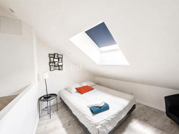 À vendre – Orry-la-Ville (60560)

Découvrez ce charmant T3 en duplex d'une superficie totale de 50 m² au sol, entièrement rénové, idéalement situé au cœur d’Orry-la-Ville.

Réparti sur deux niveaux, cet appartement offre une configuration agréable et fonctionnelle, idéale pour un premier achat, un couple ou un investissement locatif.

🏡 Un appartement fonctionnel et rénové

Le logement se compose :

D’une entrée
D’une cuisine ouverte et entièrement équipée
D’un séjour convivial
D’une chambre située au rez-de-chaussée
D’une salle d’eau
D’un WC indépendant
D’une seconde chambre à l’étage

L’agencement en duplex permet de bien distinguer les espaces de vie et les espaces nuit, offrant ainsi confort et intimité.

📍 Un emplacement privilégié

Situé au cœur d’Orry-la-Ville, vous bénéficiez d’un environnement pratique au quotidien avec les commerces et services de proximité accessibles facilement : boulangerie, pharmacie, commerces, restaurants et services.

La gare d’Orry-la-Ville–Coye, desservie notamment par le RER D et les TER, permet de rejoindre facilement Paris et les principaux pôles de la région.

Vous profitez également de la proximité des grands axes routiers et de l’aéroport Paris-Charles-de-Gaulle, un véritable atout pour les actifs.

⭐ LES + DU BIEN

✔️ T3 en duplex
✔️ 50 m² environ
✔️ Entièrement rénové
✔️ Cuisine ouverte et équipée
✔️ 2 chambres réparties sur les deux niveaux
✔️ WC indépendant
✔️ Agencement fonctionnel
✔️ Emplacement central
✔️ Commerces et services à proximité
✔️ Gare à quelques minutes

Un appartement plein de charme, rénové et prêt à vivre, dans un secteur recherché pour sa qualité de vie et sa proximité avec les commodités et les transports.

👉 Une belle opportunité à découvrir sans tarder !

📞 Pour plus d’informations ou organiser une visite, contactez-moi.
