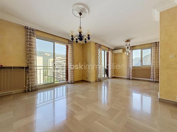 GRENOBLE (1 rue Eugène Varlin): Idéal famille ou Investisseurs !

Venez découvrir cet appartement de type T5 (transformé en T4) à rafraîchir, idéalement situé au 6ème et DERNIER ÉTAGE (avec ascenseur) et idéalement situé, proche de toute les commodités (commerces, écoles et transports en commun).

Il se compose ainsi:
- Hall d'entrée
- Cuisine indépendante avec accès sur une loggia
- Salon/séjour lumineux avec accès balcon
- 3 chambres spacieuses (dont 2 avec placard)
- Salle de bain

Cave au sous sol.

Possibilité d'acquérir un GARAGE en sus (18 000€).

LES ATOUTS:
- Dernier étage
- Chaudière individuelle gaz
- Climatisation
- Menuiseries en aluminium, double vitrage

Charges:1760€/an (entretien des communs, eau froide)

À visiter sans tarder!