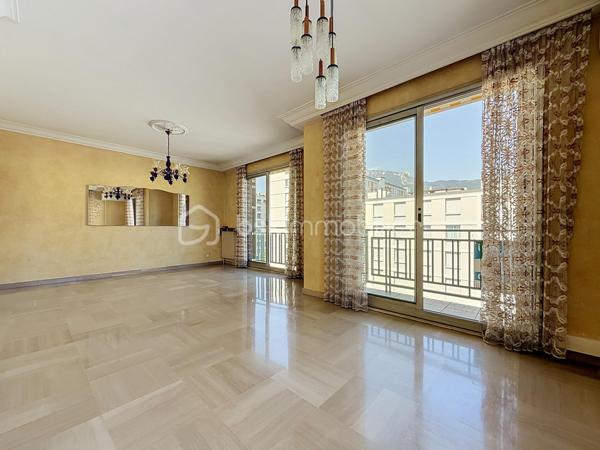 GRENOBLE (1 rue Eugène Varlin): Idéal famille ou Investisseurs !

Venez découvrir cet appartement de type T5 (transformé en T4) à rafraîchir, idéalement situé au 6ème et DERNIER ÉTAGE (avec ascenseur) et idéalement situé, proche de toute les commodités (commerces, écoles et transports en commun).

Il se compose ainsi:
- Hall d'entrée
- Cuisine indépendante avec accès sur une loggia
- Salon/séjour lumineux avec accès balcon
- 3 chambres spacieuses (dont 2 avec placard)
- Salle de bain

Cave au sous sol.

Possibilité d'acquérir un GARAGE en sus (18 000€).

LES ATOUTS:
- Dernier étage
- Chaudière individuelle gaz
- Climatisation
- Menuiseries en aluminium, double vitrage

Charges:1760€/an (entretien des communs, eau froide)

À visiter sans tarder!