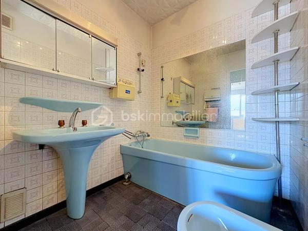 GRENOBLE (1 rue Eugène Varlin): Idéal famille ou Investisseurs !

Venez découvrir cet appartement de type T5 (transformé en T4) à rafraîchir, idéalement situé au 6ème et DERNIER ÉTAGE (avec ascenseur) et idéalement situé, proche de toute les commodités (commerces, écoles et transports en commun).

Il se compose ainsi:
- Hall d'entrée
- Cuisine indépendante avec accès sur une loggia
- Salon/séjour lumineux avec accès balcon
- 3 chambres spacieuses (dont 2 avec placard)
- Salle de bain

Cave au sous sol.

Possibilité d'acquérir un GARAGE en sus (18 000€).

LES ATOUTS:
- Dernier étage
- Chaudière individuelle gaz
- Climatisation
- Menuiseries en aluminium, double vitrage

Charges:1760€/an (entretien des communs, eau froide)

À visiter sans tarder!