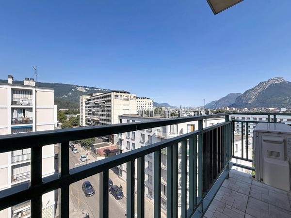 GRENOBLE (1 rue Eugène Varlin): Idéal famille ou Investisseurs !

Venez découvrir cet appartement de type T5 (transformé en T4) à rafraîchir, idéalement situé au 6ème et DERNIER ÉTAGE (avec ascenseur) et idéalement situé, proche de toute les commodités (commerces, écoles et transports en commun).

Il se compose ainsi:
- Hall d'entrée
- Cuisine indépendante avec accès sur une loggia
- Salon/séjour lumineux avec accès balcon
- 3 chambres spacieuses (dont 2 avec placard)
- Salle de bain

Cave au sous sol.

Possibilité d'acquérir un GARAGE en sus (18 000€).

LES ATOUTS:
- Dernier étage
- Chaudière individuelle gaz
- Climatisation
- Menuiseries en aluminium, double vitrage

Charges:1760€/an (entretien des communs, eau froide)

À visiter sans tarder!