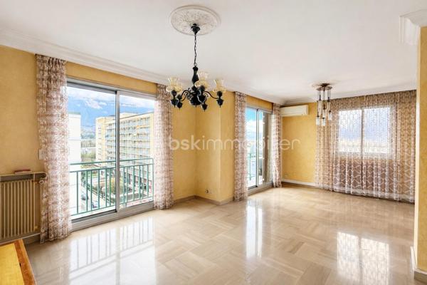 GRENOBLE (1 rue Eugène Varlin): Idéal famille ou Investisseurs !

Venez découvrir cet appartement de type T5 (transformé en T4) à rafraîchir, idéalement situé au 6ème et DERNIER ÉTAGE (avec ascenseur) et idéalement situé, proche de toute les commodités (commerces, écoles et transports en commun).

Il se compose ainsi:
- Hall d'entrée
- Cuisine indépendante avec accès sur une loggia
- Salon/séjour lumineux avec accès balcon
- 3 chambres spacieuses (dont 2 avec placard)
- Salle de bain

Cave au sous sol.

Possibilité d'acquérir un GARAGE en sus (18 000€).

LES ATOUTS:
- Dernier étage
- Chaudière individuelle gaz
- Climatisation
- Menuiseries en aluminium, double vitrage

Charges:1760€/an (entretien des communs, eau froide)

À visiter sans tarder!