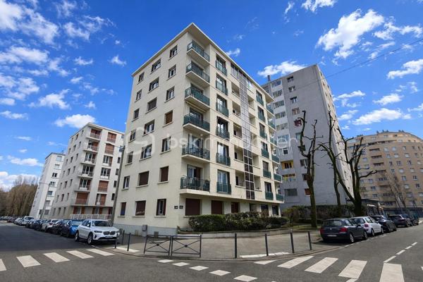 GRENOBLE (1 rue Eugène Varlin): Idéal famille ou Investisseurs !

Venez découvrir cet appartement de type T5 (transformé en T4) à rafraîchir, idéalement situé au 6ème et DERNIER ÉTAGE (avec ascenseur) et idéalement situé, proche de toute les commodités (commerces, écoles et transports en commun).

Il se compose ainsi:
- Hall d'entrée
- Cuisine indépendante avec accès sur une loggia
- Salon/séjour lumineux avec accès balcon
- 3 chambres spacieuses (dont 2 avec placard)
- Salle de bain

Cave au sous sol.

Possibilité d'acquérir un GARAGE en sus (18 000€).

LES ATOUTS:
- Dernier étage
- Chaudière individuelle gaz
- Climatisation
- Menuiseries en aluminium, double vitrage

Charges:1760€/an (entretien des communs, eau froide)

À visiter sans tarder!