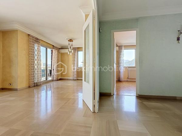 GRENOBLE (1 rue Eugène Varlin): Idéal famille ou Investisseurs !

Venez découvrir cet appartement de type T5 (transformé en T4) à rafraîchir, idéalement situé au 6ème et DERNIER ÉTAGE (avec ascenseur) et idéalement situé, proche de toute les commodités (commerces, écoles et transports en commun).

Il se compose ainsi:
- Hall d'entrée
- Cuisine indépendante avec accès sur une loggia
- Salon/séjour lumineux avec accès balcon
- 3 chambres spacieuses (dont 2 avec placard)
- Salle de bain

Cave au sous sol.

Possibilité d'acquérir un GARAGE en sus (18 000€).

LES ATOUTS:
- Dernier étage
- Chaudière individuelle gaz
- Climatisation
- Menuiseries en aluminium, double vitrage

Charges:1760€/an (entretien des communs, eau froide)

À visiter sans tarder!
